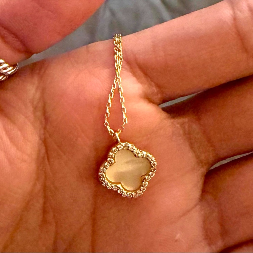 VC Brand Elegant Gold and Cream Pendant Necklace - Picture 3 of 4
